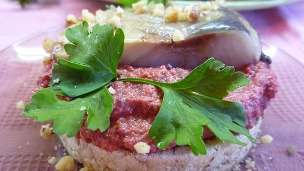 канапе с сельдью и свекольным песто