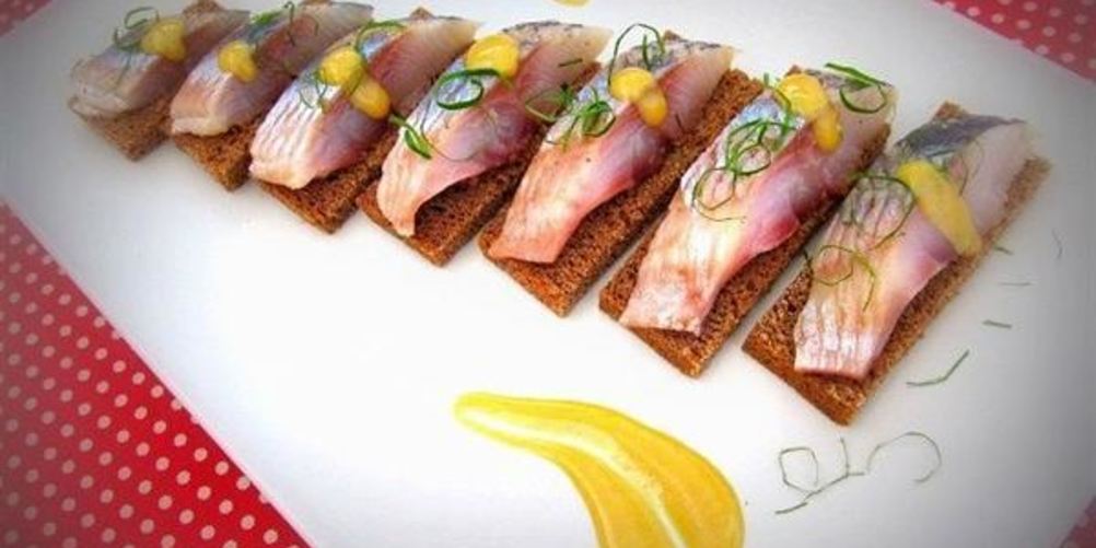 Рецепт канапе с сельдью под горчично-медовым соусом