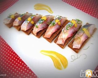 Канапе с сельдью под горчично-медовым соусом