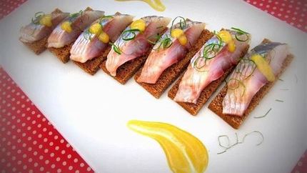 Канапе с сельдью под горчично-медовым соусом