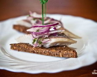 Канапе с сельдью