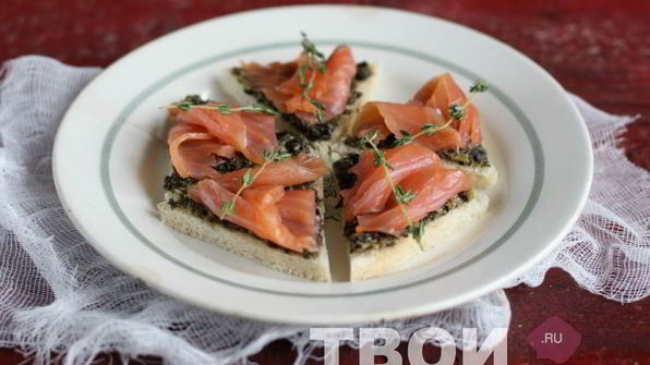 канапе с семгой и паштетом из оливок и маслин