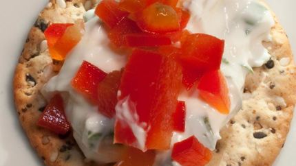 Канапе с сырной массой и сладким перцем