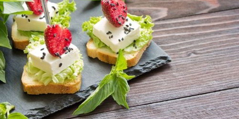 Рецепт канапе с сыром фета и клубникой