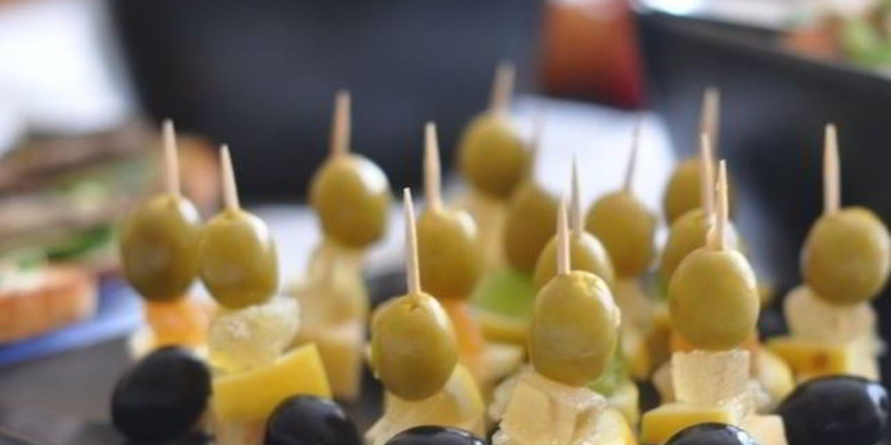 Рецепт канапе с сыром и оливками