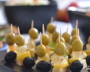 Канапе с сыром и оливками