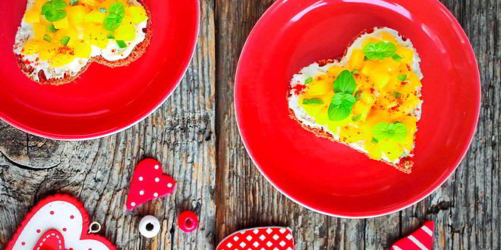 Рецепт канапе с сыром и пряным манго