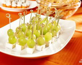 Канапе с сыром и виноградом
