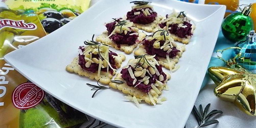 Рецепт канапе со свеклой, пармезаном и кедровыми орешками
