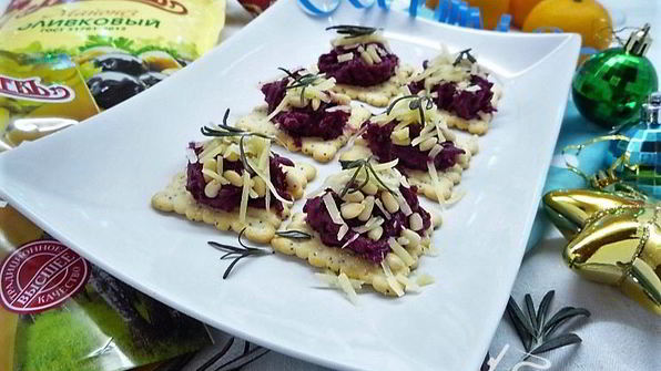 канапе со свеклой, пармезаном и кедровыми орешками
