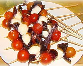 Канапе закуска из помидоров черри и сыра