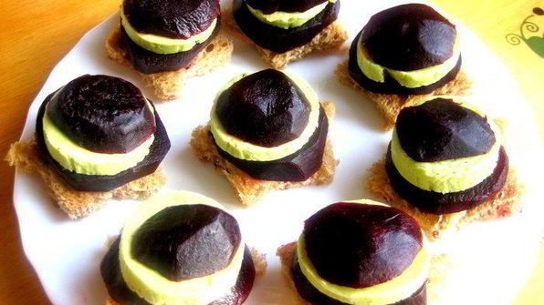 пикантные канапе из свеклы