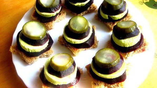 пикантные канапе из свеклы