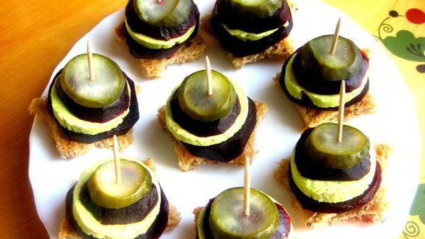 пикантные канапе из свеклы