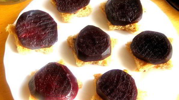 пикантные канапе из свеклы