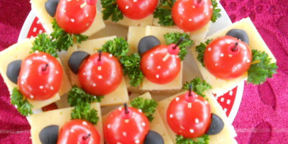 Рецепт сырного канапе с помидорами и оливками