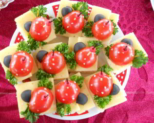Сырное канапе с помидорами и оливками