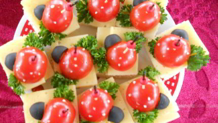 Сырное канапе с помидорами и оливками