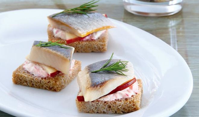 Закуска из норвежской сельди под клюквенным соусом и канапе с сельдью