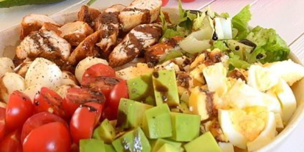 Рецепт капрезе с курицей и авокадо