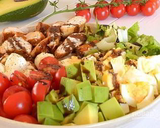 Капрезе с курицей и авокадо