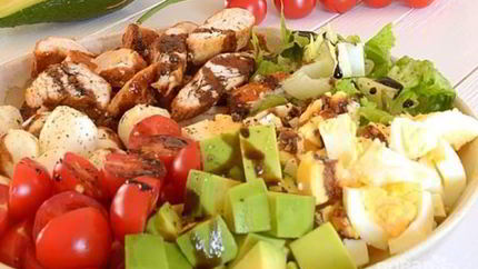 Капрезе с курицей и авокадо