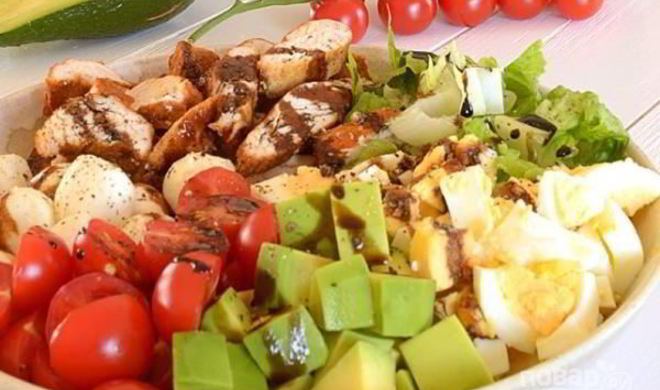 Капрезе с курицей и авокадо