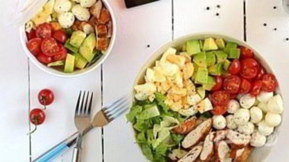 капрезе с курицей и авокадо