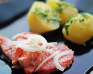 Маринованная форель с лимонным соком и репчатым луком