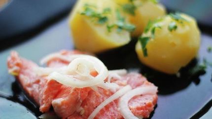 Маринованная форель с лимонным соком и репчатым луком