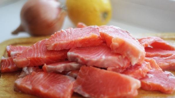 маринованная форель с лимонным соком и репчатым луком
