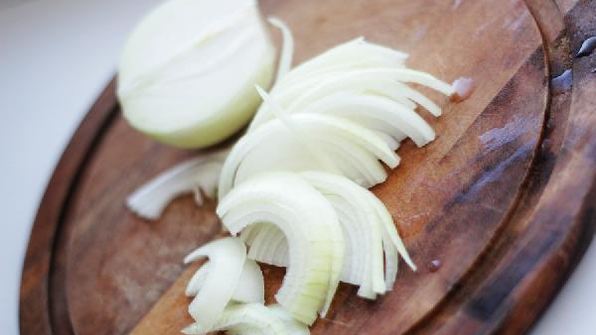 маринованная форель с лимонным соком и репчатым луком