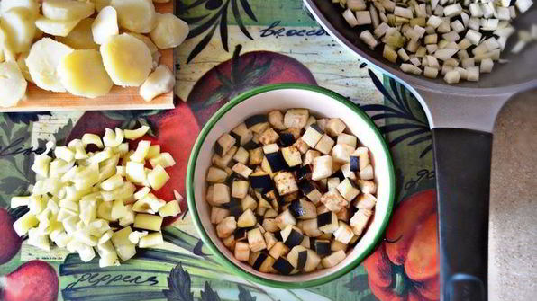 фриттата с баклажанами, картофелем и перцем