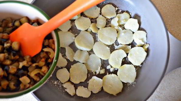 фриттата с баклажанами, картофелем и перцем