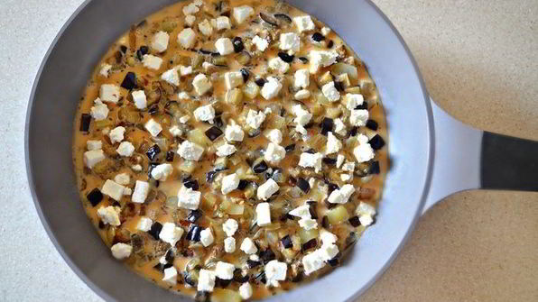 фриттата с баклажанами, картофелем и перцем