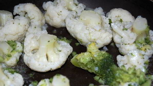 фриттата с брокколи, цветной капустой и фетой