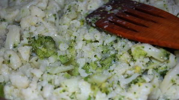 фриттата с брокколи, цветной капустой и фетой