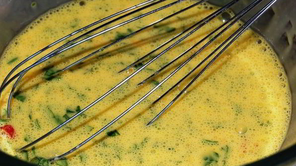 фриттата с брокколи, цветной капустой и фетой