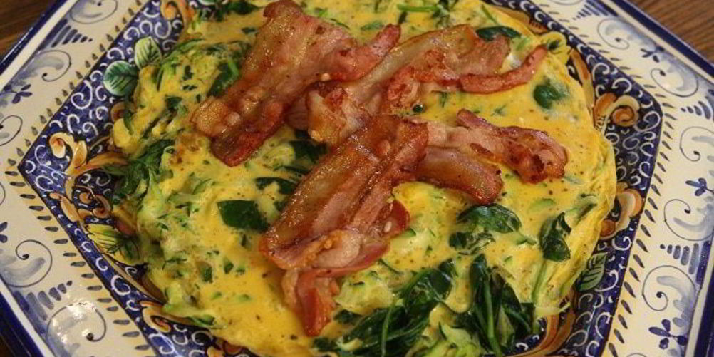 Рецепт фриттаты с цукини, беконом и шпинатом