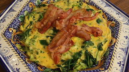 Фриттата с цукини, беконом и шпинатом