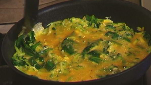 фриттата с цукини, беконом и шпинатом