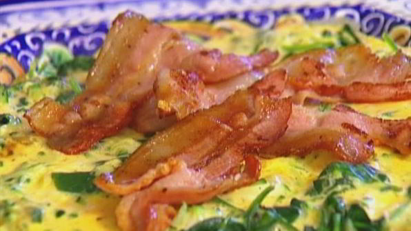 фриттата с цукини, беконом и шпинатом