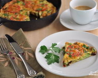 Омлет с брокколи и помидорами