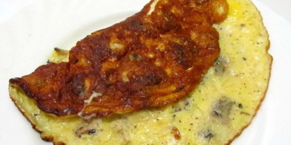Рецепт омлета с грибами и сыром