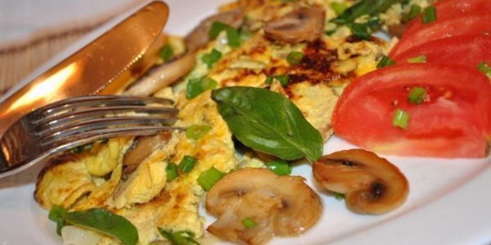 Рецепт омлета с грибами и зеленым луком