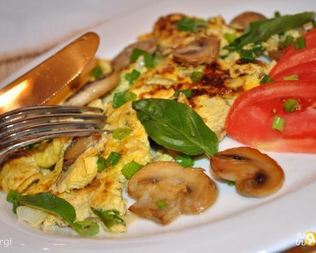 Омлет с грибами и зеленым луком