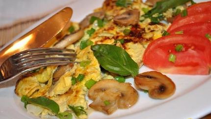 Омлет с грибами и зеленым луком