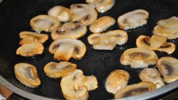 омлет с грибами и зеленым луком