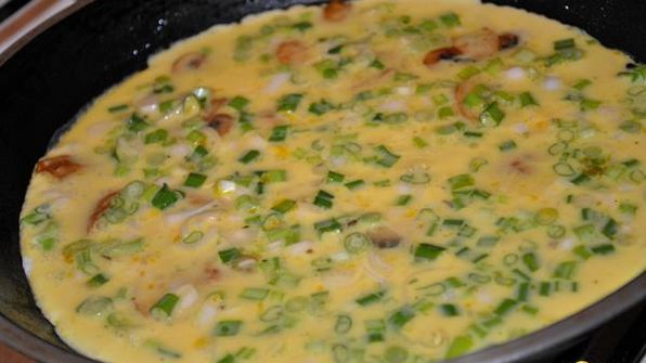 омлет с грибами и зеленым луком