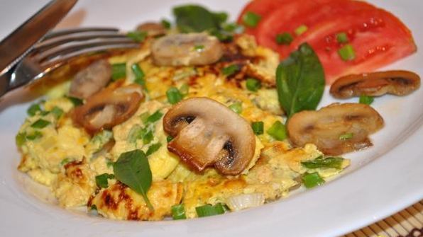 омлет с грибами и зеленым луком